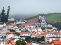 Blick auf Stadt und Igreja de Nossa Senhora do Carmo - Hotra - Faial